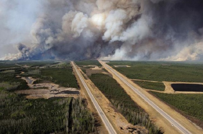 Hot weather, winds complicate battle to control Alberta wildfire